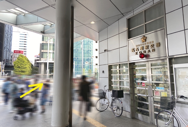 ロータリー沿いに歩いて行き、名古屋駅交番付近の横断歩道を渡り、向かいの歩道へ渡る