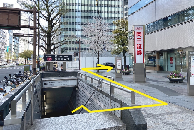 岡三証券（桜通トヨタビル）の角を右折し直進